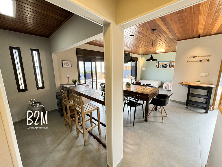 Casa pé na areia com caiaque e churrasqueira