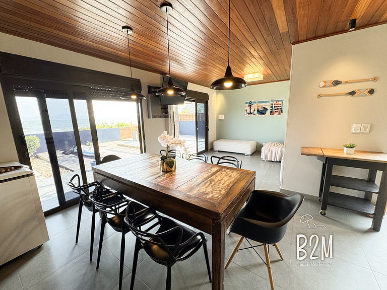 Casa pé na areia com caiaque e churrasqueira