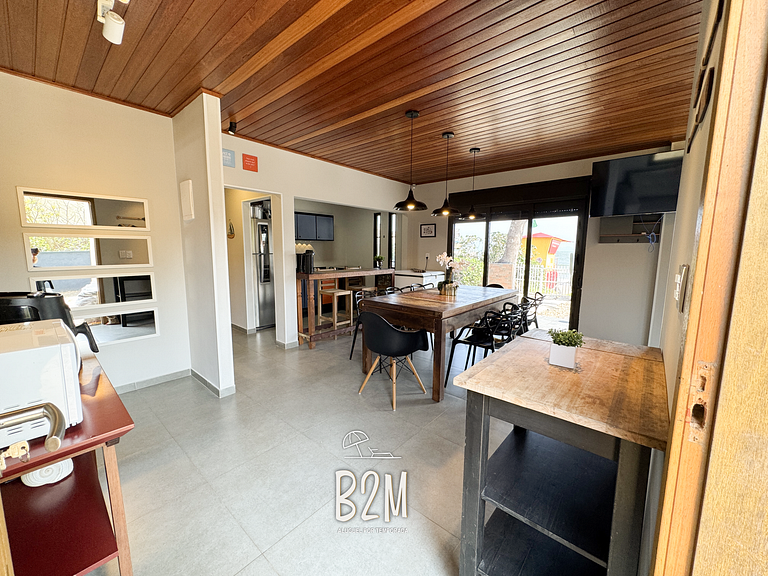 Casa pé na areia com caiaque e churrasqueira