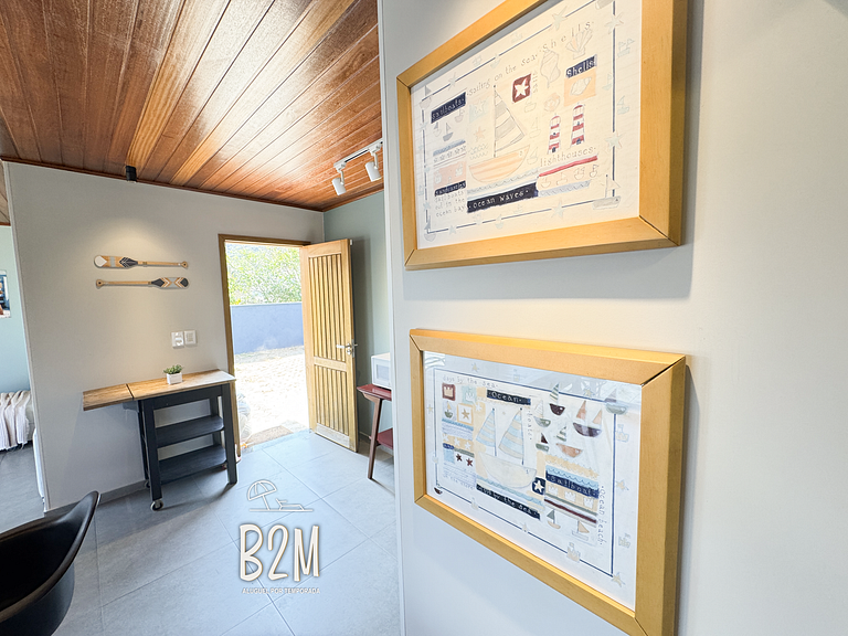 Casa pé na areia com caiaque e churrasqueira