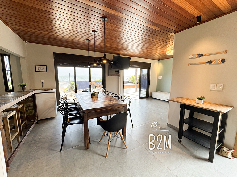 Casa pé na areia com caiaque e churrasqueira