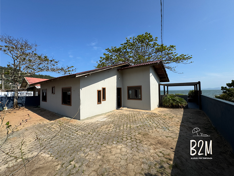 Casa pé na areia com caiaque e churrasqueira