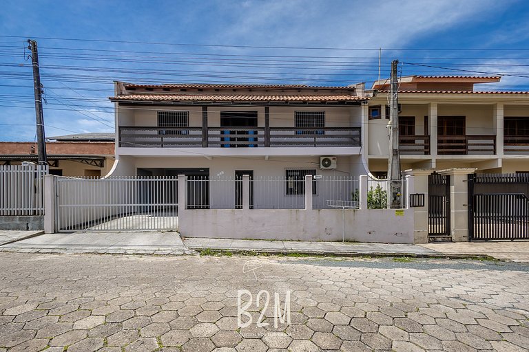 Piscina, churrasqueira, próximo a praia