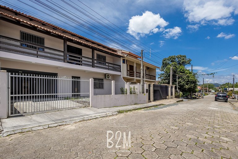 Piscina, churrasqueira, próximo a praia