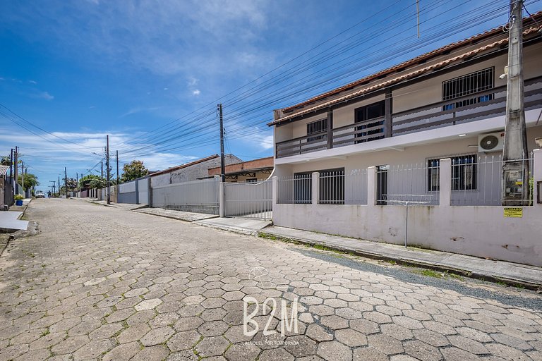 Piscina, churrasqueira, próximo a praia