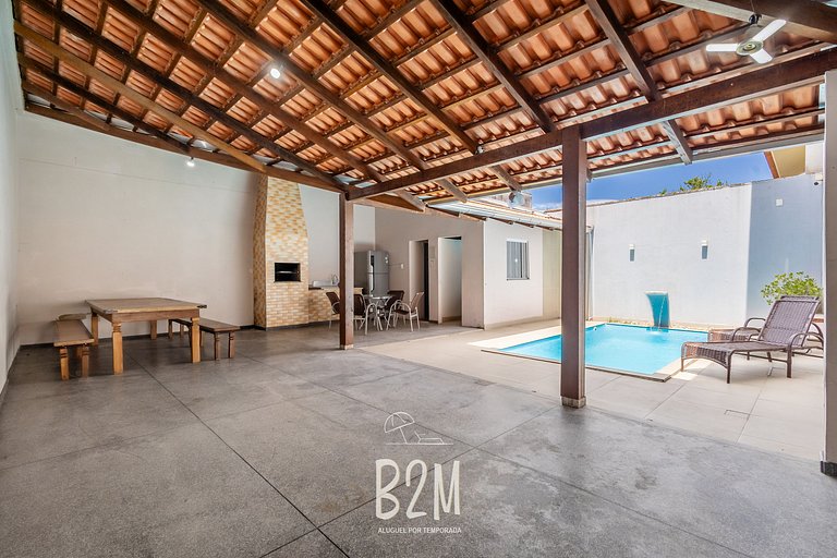 Piscina, churrasqueira, próximo a praia