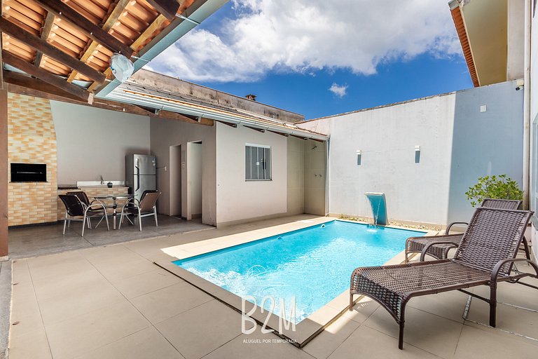 Piscina, churrasqueira, próximo a praia
