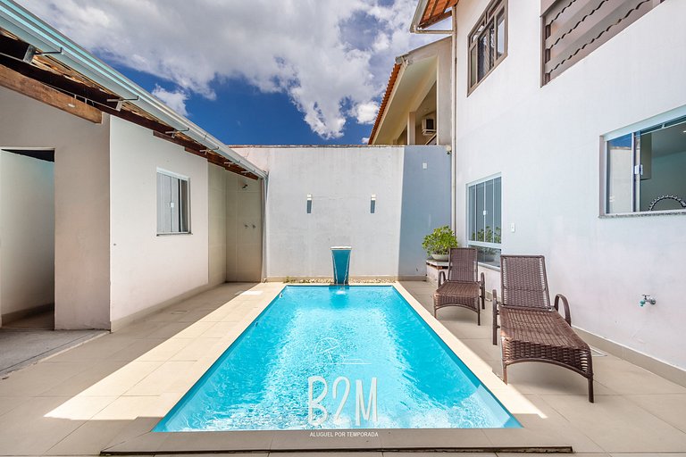 Piscina, churrasqueira, próximo a praia