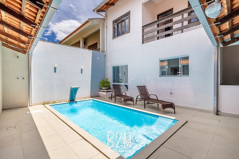Piscina, churrasqueira, próximo a praia