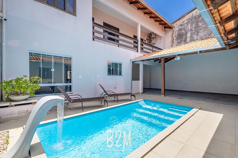 Piscina, churrasqueira, próximo a praia