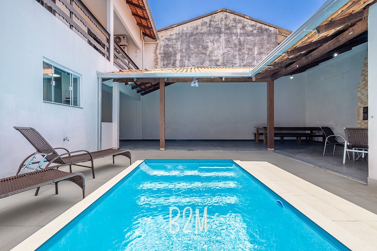 Piscina, churrasqueira, próximo a praia