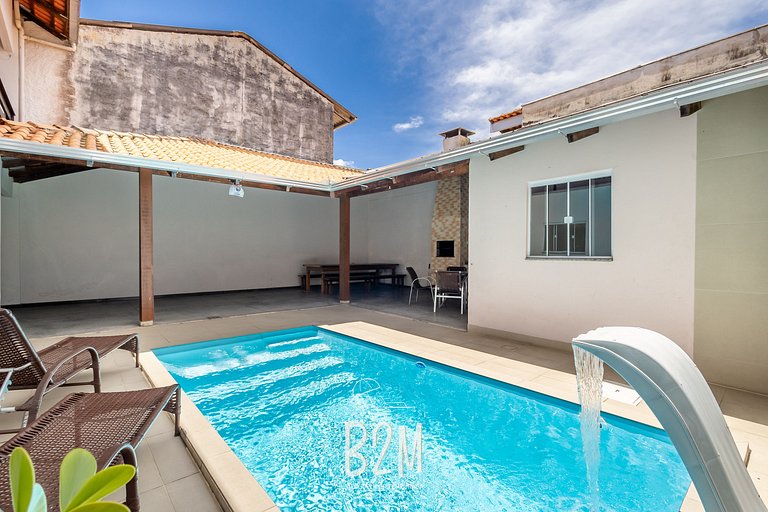 Piscina, churrasqueira, próximo a praia