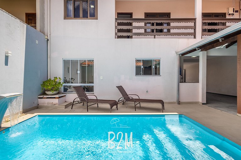 Piscina, churrasqueira, próximo a praia