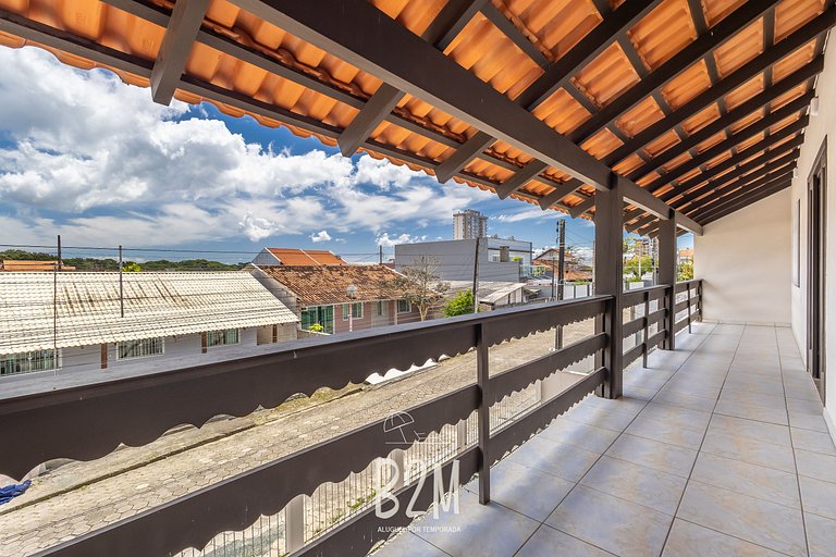 Piscina, churrasqueira, próximo a praia
