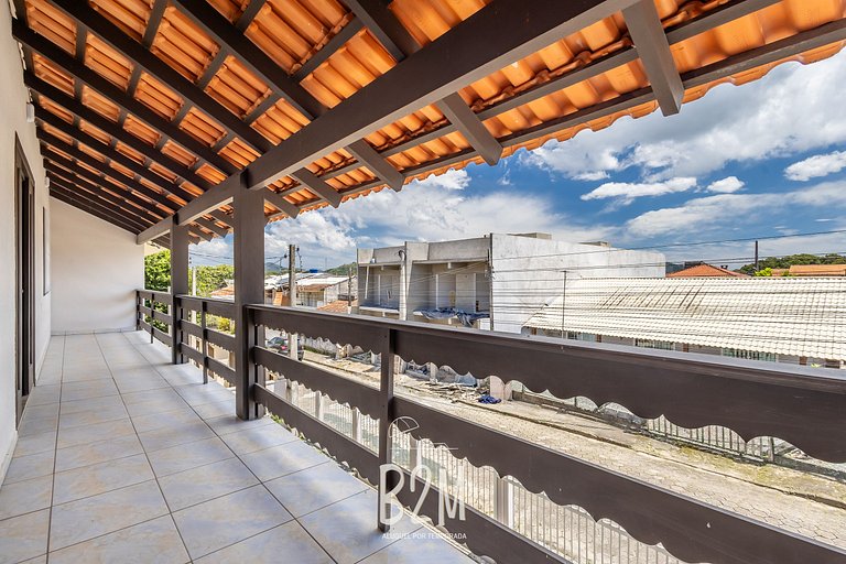 Piscina, churrasqueira, próximo a praia